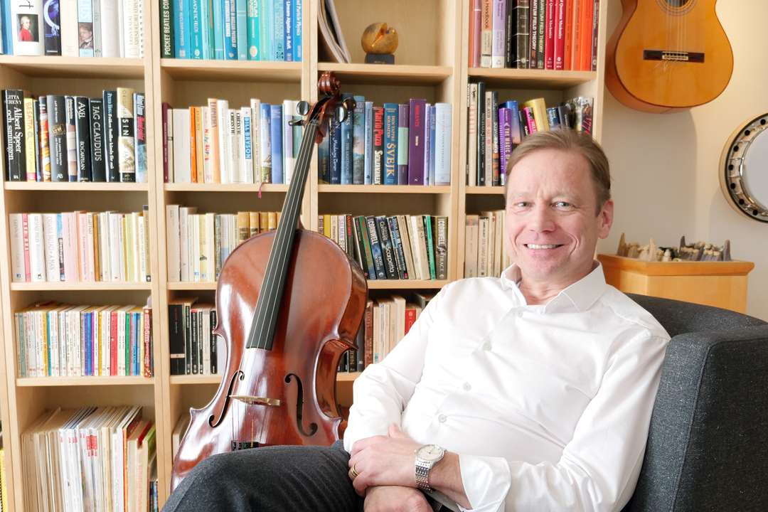 Johannes Dyringn sitting with cello