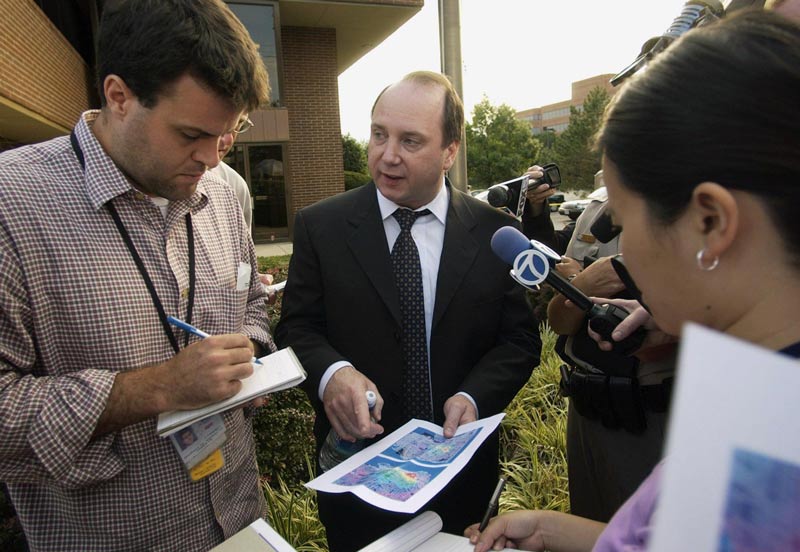 Kim Rossmo speaks to media about geographic profiling in Rockville, Md., in 2002. [icon image] AP/Nick Wass 