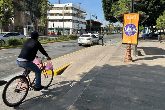 Avenida Carranza bike lane