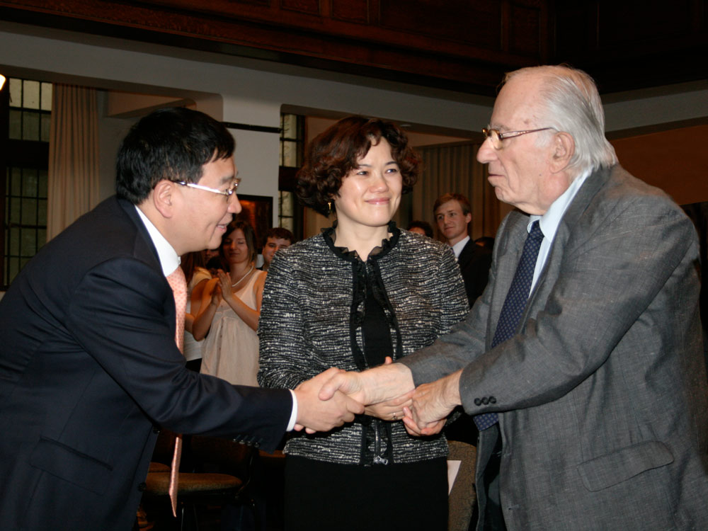 Bob Xu (left) and Ling Chen (centre) with David Kaplan at a 2010 celebration for their first major donation to the College of Arts and Science. (Kirk Sibbald)